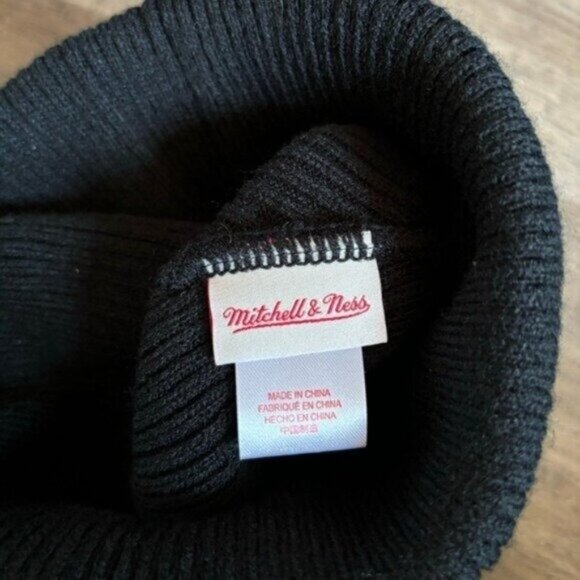 Mitchell & Ness Mens Black Chicago Bulls SUGA Glitch Cuffed Knit Hat - Picture 4 of 5